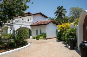 sri-lnaka-kalkudah-beach-house-bawa-tours-travel-entrance