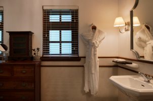 Sri-Lanka-Thotalagala-bawa-tours-travel-George-Pilkington-Suite-bathroom