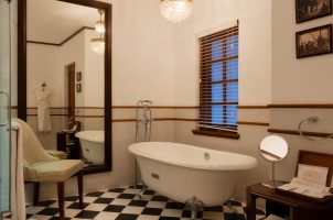Sri-Lanka-Thotalagala-bawa-tours-travel-James-Taylor-Suite-Bathroom