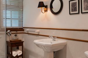 Sri-Lanka-Thotalagala-bawa-tours-travel-John-Duncan-Suite-Bathroom-4