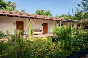 sri-lanka-wallawwa-bawa-tours-travel-courtyard