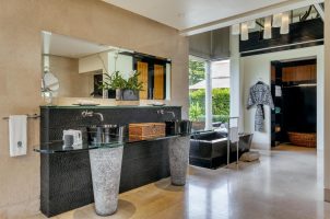 thailand-banyan-tree-phuket-bawa-tours-travel-double-pool-villa-bathroom