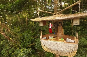 Thailand Soneva Kiri - Santa in the Tree Pod Dining