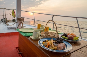 Thailand Soneva Kiri - Sunrise Cruise Breakfast