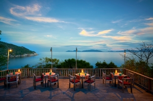 Six Senses Ning Van Bay - Dining by the Rocks
