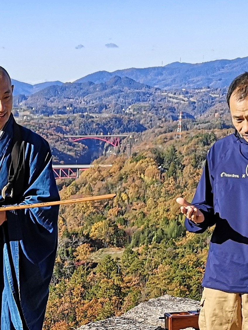 BAWA Guide im Gespraech mit einem Moench in Japan
